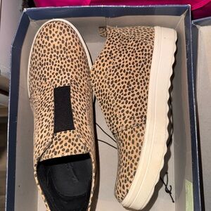 Universal Thread Tan Leopard Print Ankle Booties